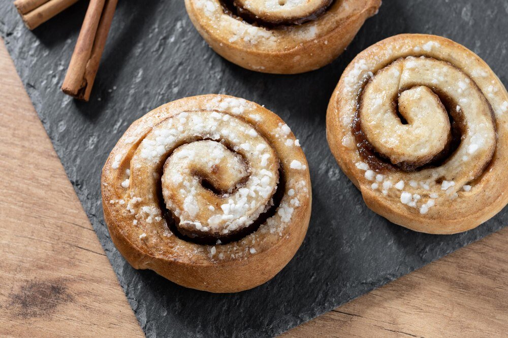 Szwedzkie bułeczki cynamonowe: kanelbullar oryginalny przepis