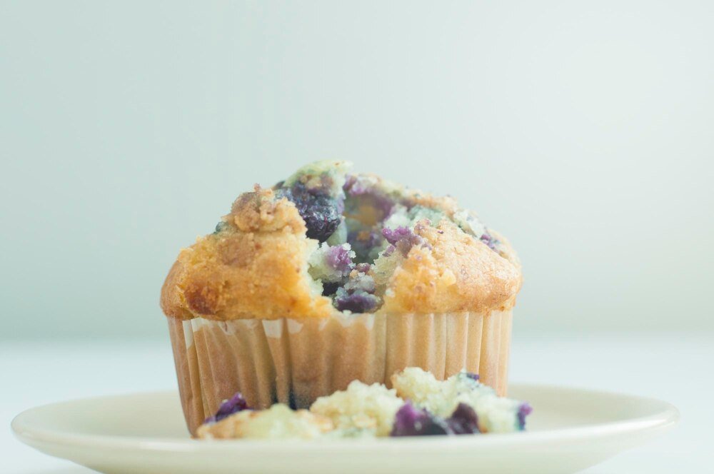 Wilgotne muffinki jogurtowe z malinami – przepis na każdą okazję